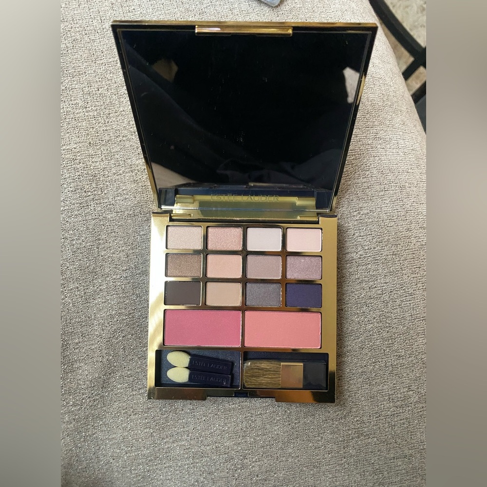 Estée Lauder blush and eyeshadow palette